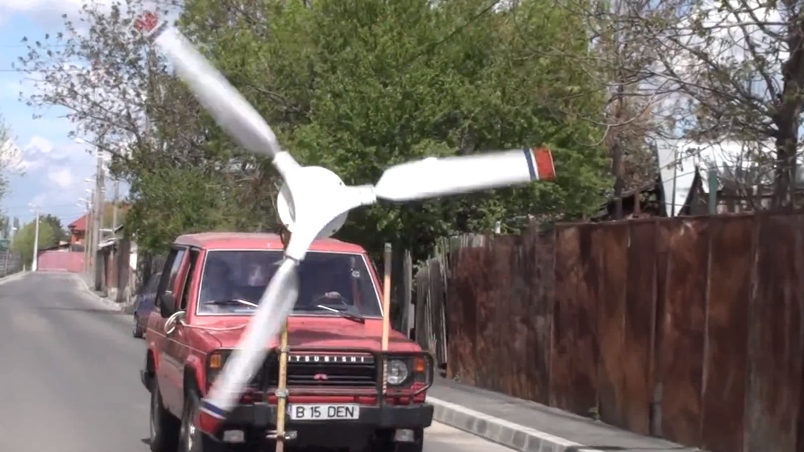Mitsubishi Pajero cu elice, doar în România. VIDEO | Promotor