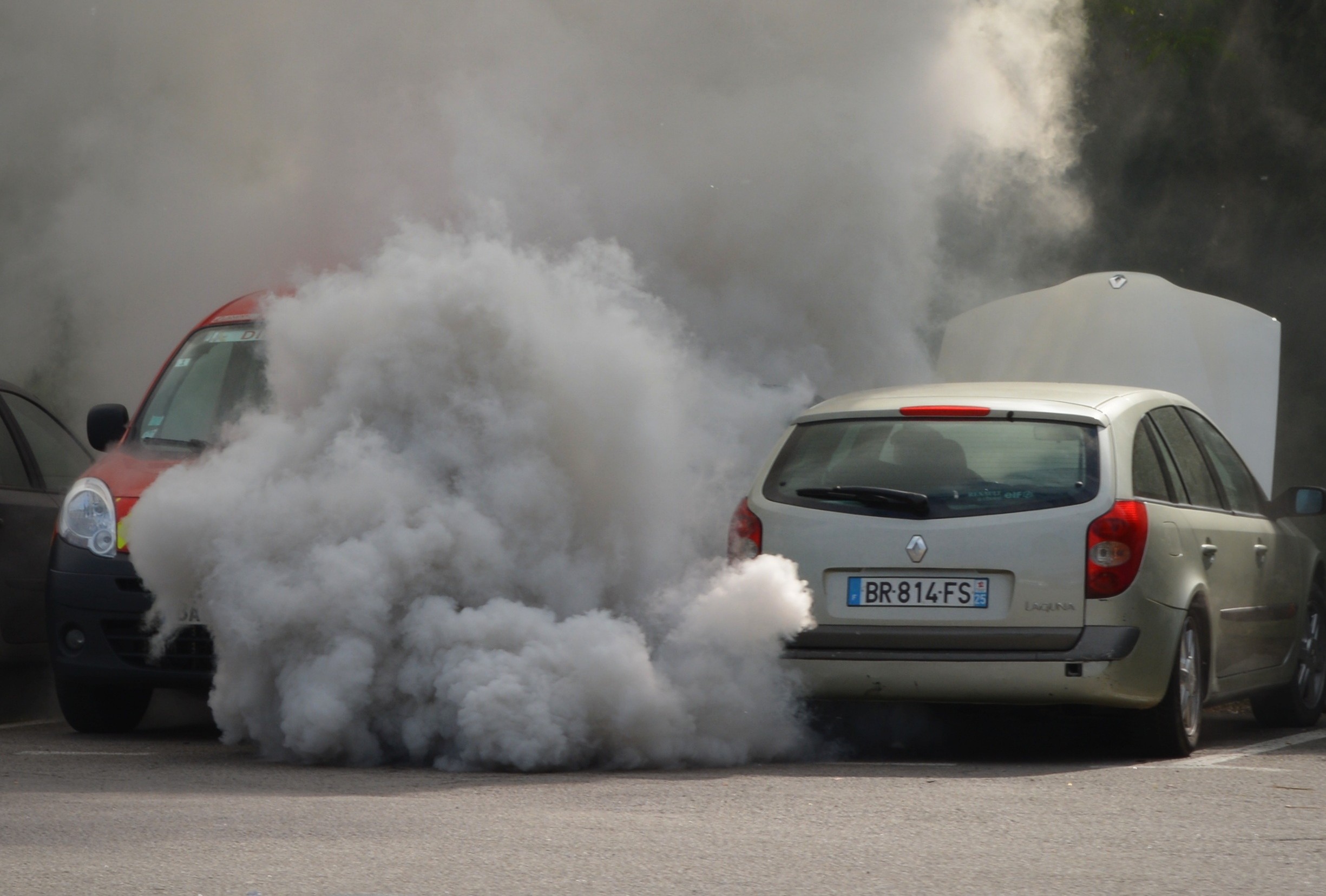 Выхлопные газы сильные. Машины загрязняют воздух. Выхлоп машины. Загрязнение воздуха машинами. Автомобильные выхлопы.