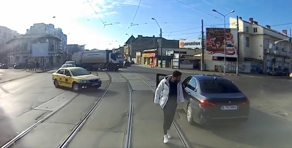 Șofer de BMW împins de tramvai (4)