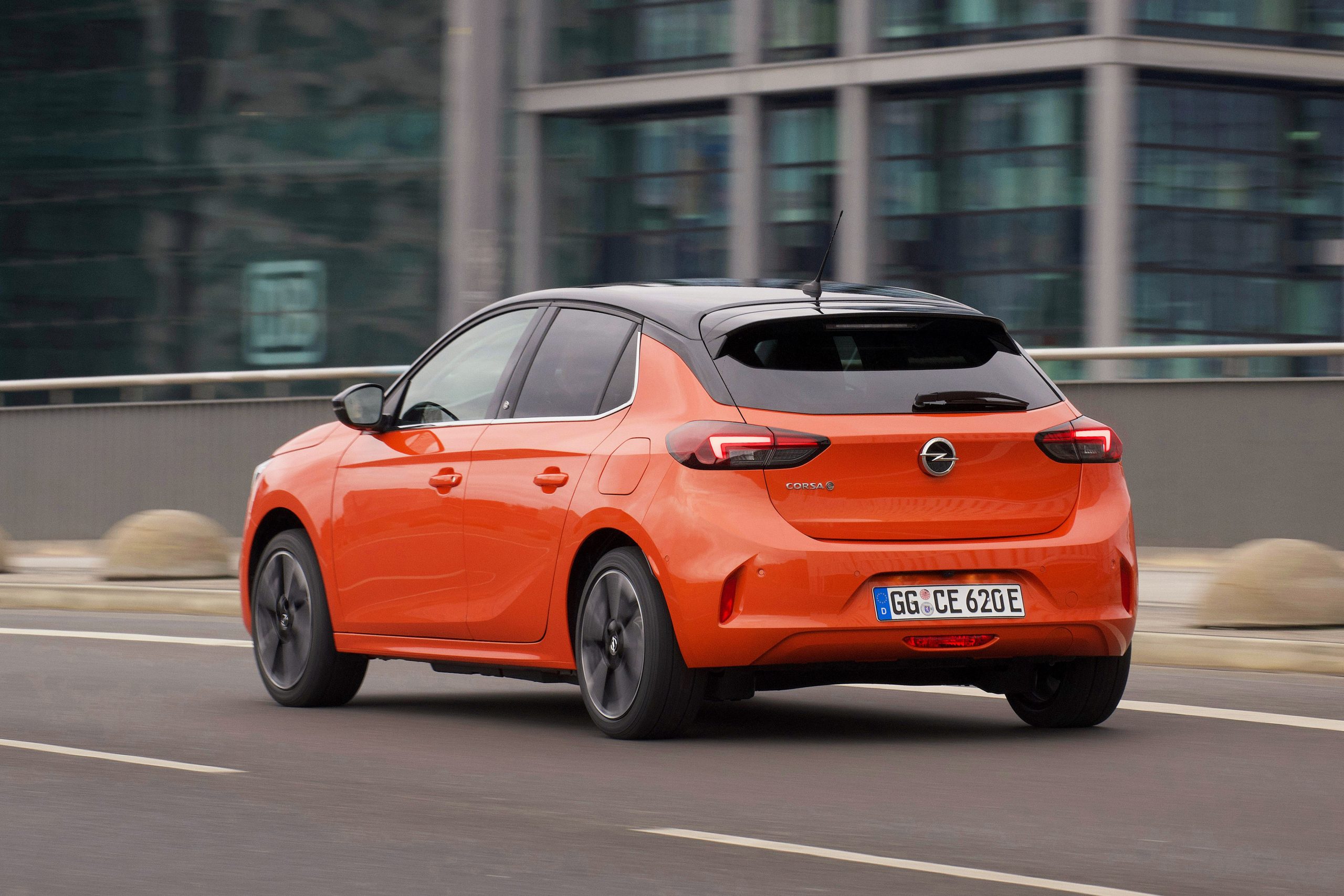 Opel Corsa popularizează electromobilitatea. Cu ajutorul celei de-a șasea generații complet noi de autovehicule Corsa, Opel oferă în premieră o versiune electrică pe baterie cu o autonomie de până la 337 km