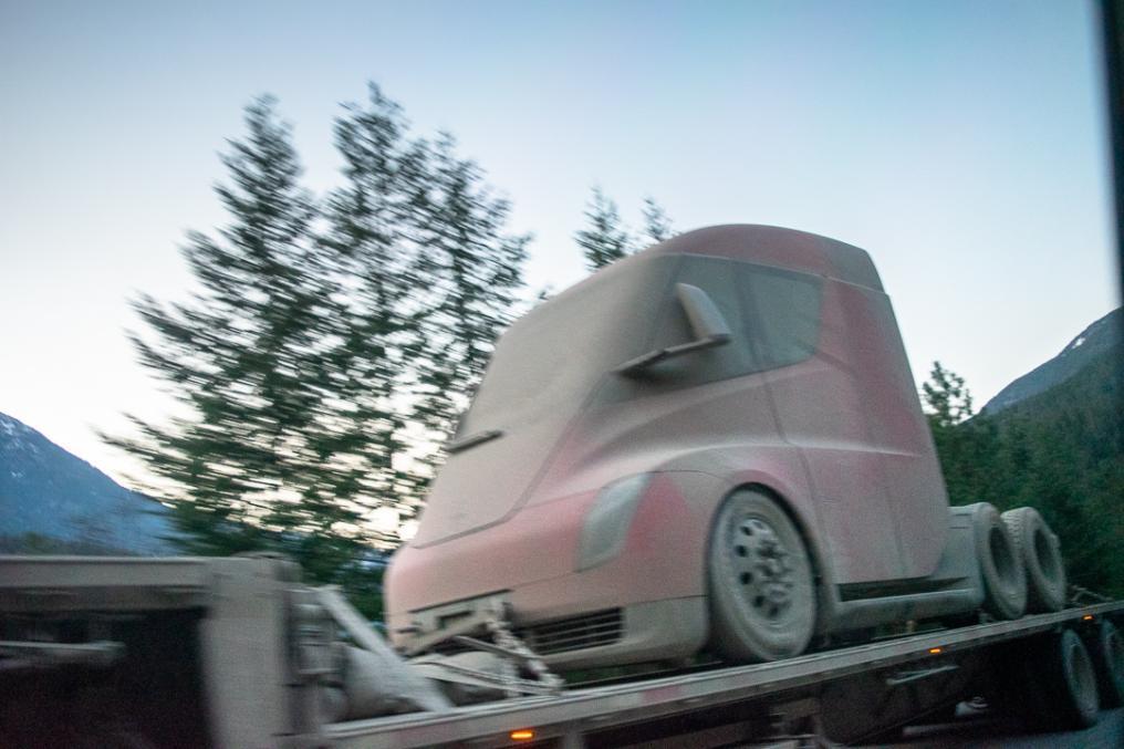 Tesla Semi este un cap tractor cu patru motoare electrice și autonomie de 800 de kilometri. Acesta a fost prezentat încă de anul trecut, iar deocamdată ele se află în faza de testare. 