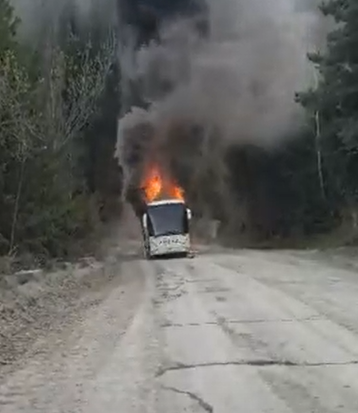 Un autobuz care transporta muncitori la uzina din Apuseni a ars ca o torță - VIDEO
