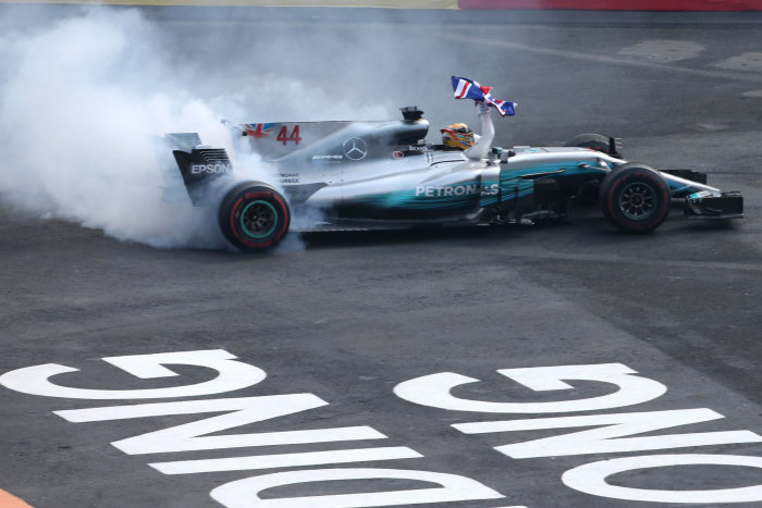 Mercedes-AMG Petronas Formula 1 somn Lewis Hamilton
