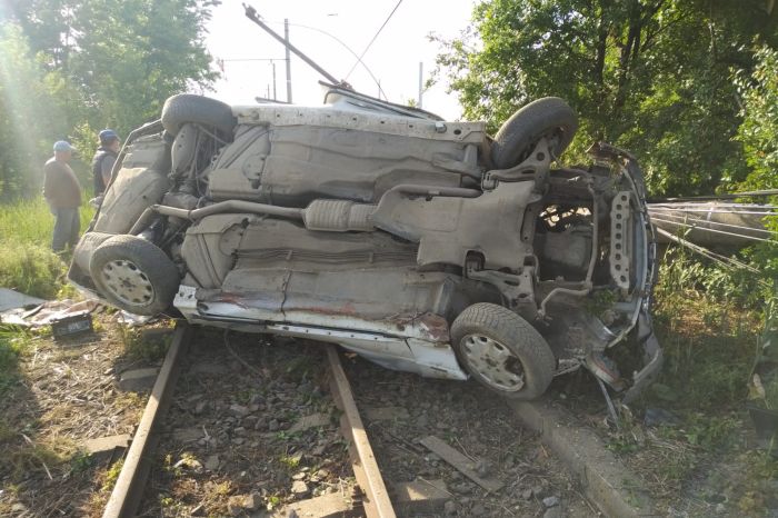 Accident spectaculos. Un tanar s-a dat cu masina peste cap, a rupt un stalp de curent si s-a oprit pe liniile de tramvai. Foto