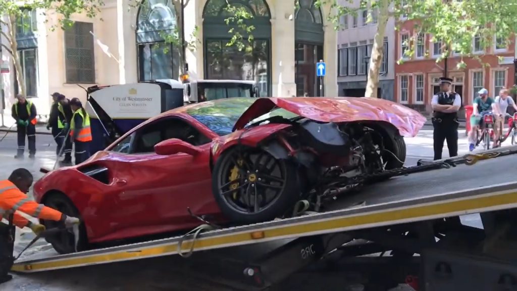 Un superb Ferrari 488 GTB a fost grav avariat după ce s-a ciocnit cu un autobuz pe o stradă din Londra.