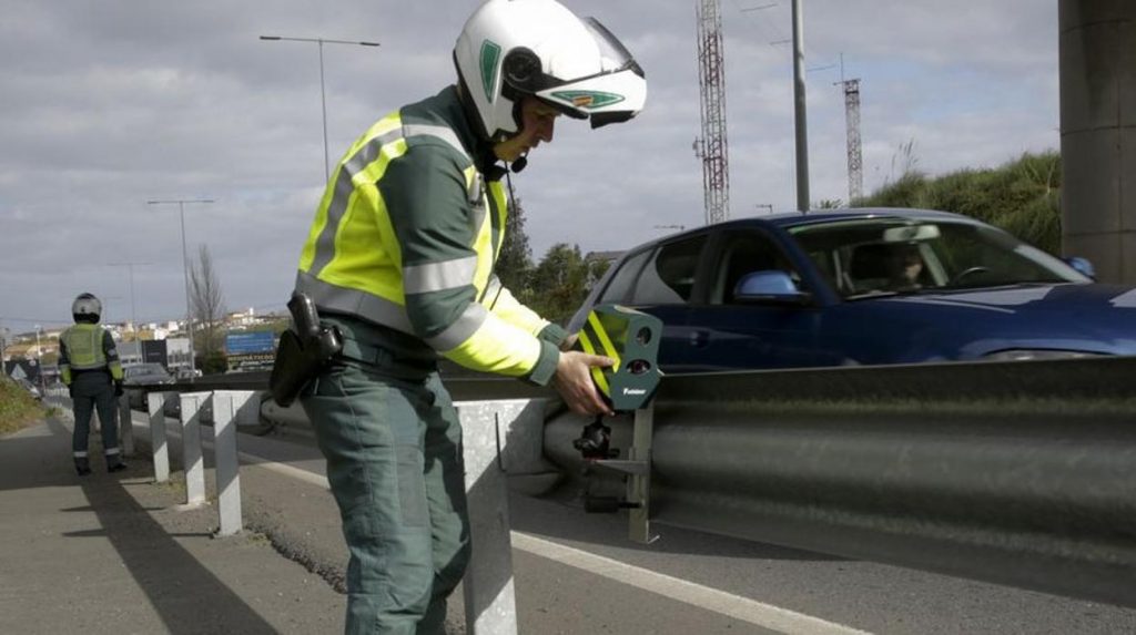 Poliția rutieră din Spania utilizează acum un nou model radar despre care se spune că este practic „nedetectabil” pentru șofer.