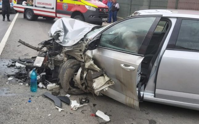 Impact frontal între un autoturism şi un TIR pe centura orașului Alba Iulia - FOTO