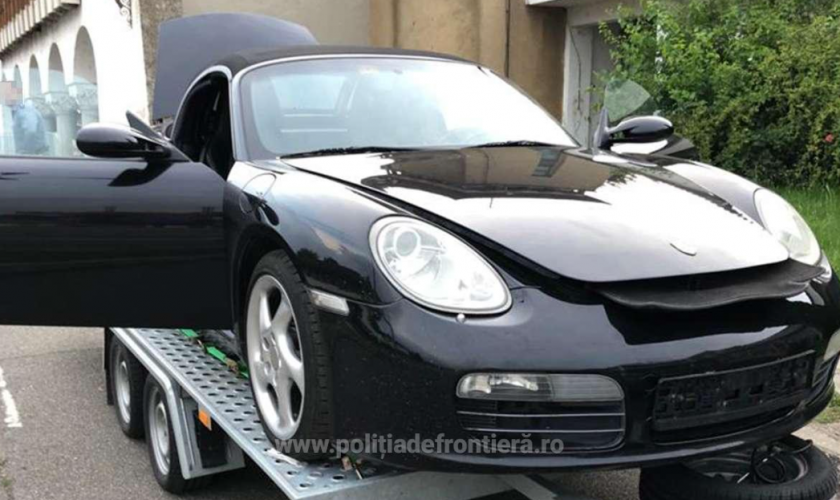 Poliţiştii de frontieră din cadrul Punctului de Trecere a Frontierei Borș au depistat un cetățean român care transporta pe o platformă, un autoturism marca Porsche Boxster, în valoare de 11.000 de euro, căutat de autorităţile din Italia.