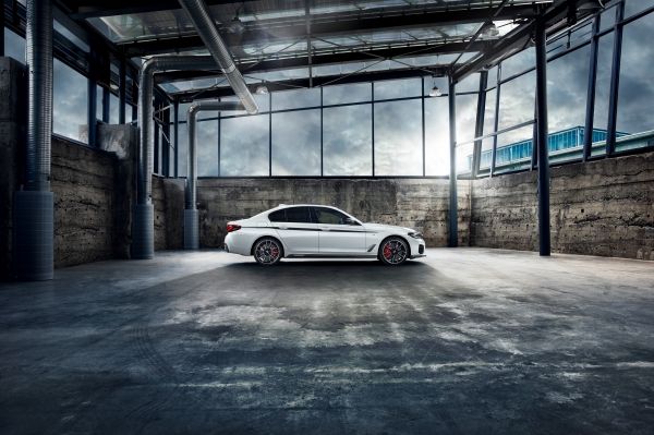Odată cu lansarea noilor BMW Seria 5, BMW M5 şi BMW M5 Competition, BMW oferă o gamă largă de accesorii BMW M Performance pentru noile modele