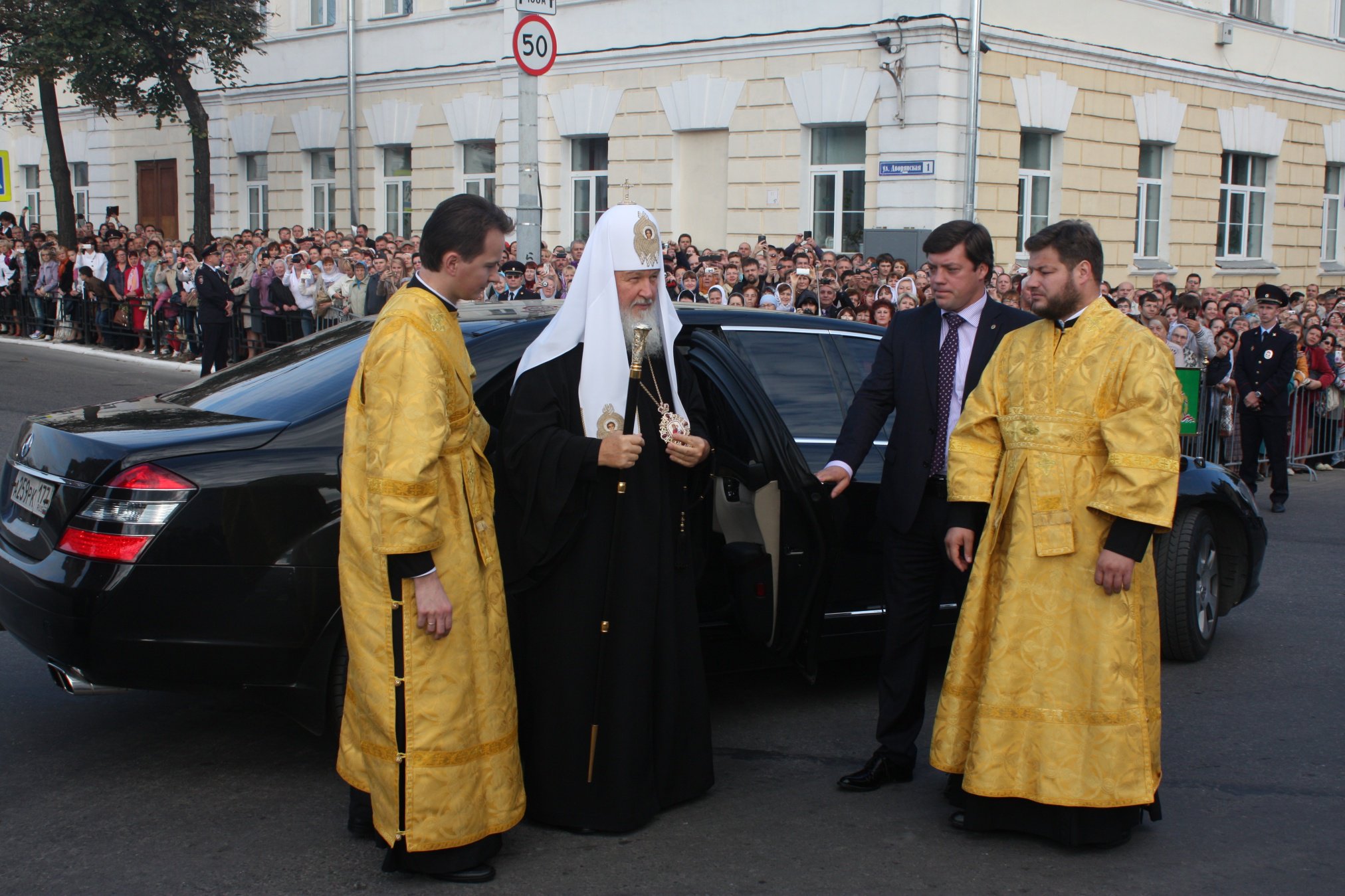 батюшки на геликах. папамобиль мерседес. батюшки на геликах. священники на мерсах. батюшка кирилл патриарх машины.