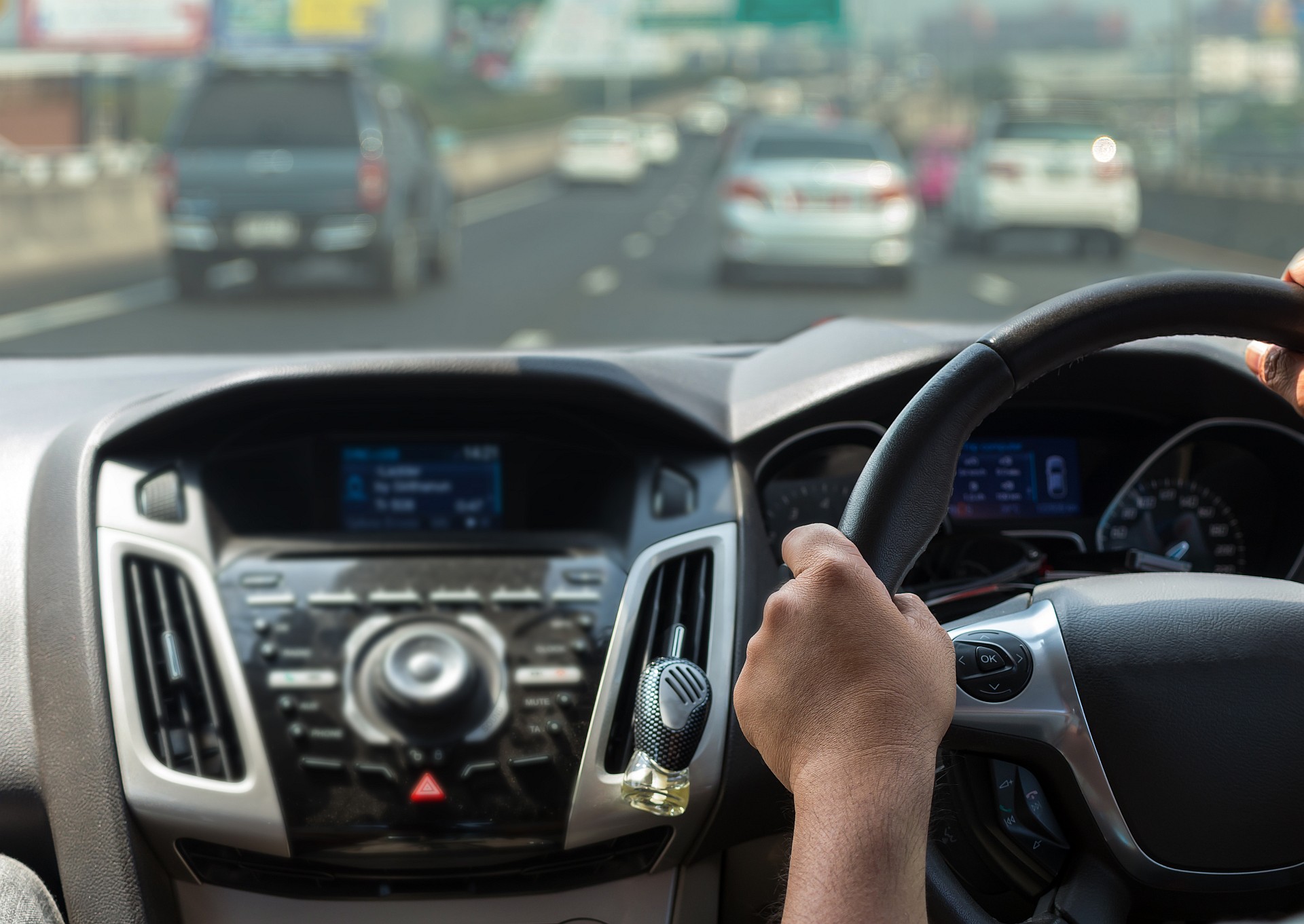 Переведи driving a car. Автоэлектрик праворульных авто. Car Driving. Left hand Driver фото на машине. Фото людей леворуких и праворуких.