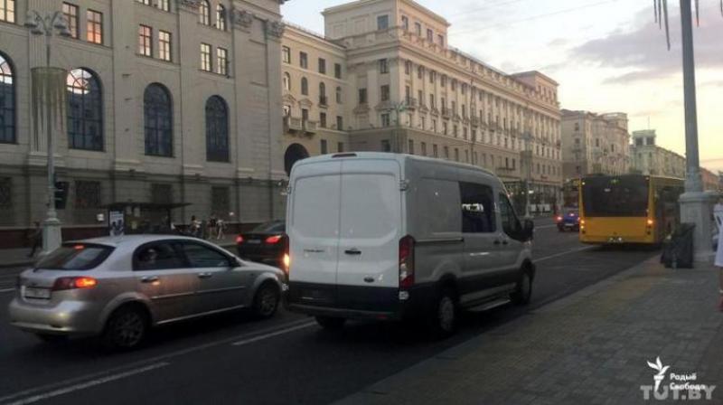 Cum arată mașinile misterioase, neînmatriculate, care arestează protestatari din Minsk, Belarus - FOTO