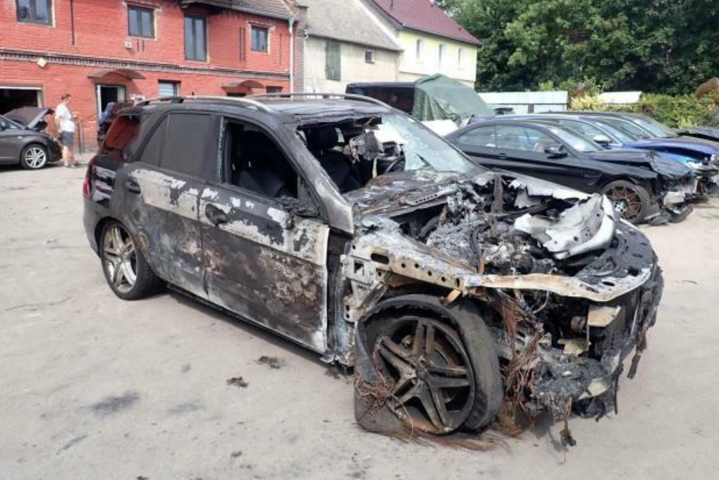 Cum arată un Mercedes-Benz ML care a trecut printr-un incendiu. Deși nu mai poate fi folosit se vinde cu 4.000 de euro