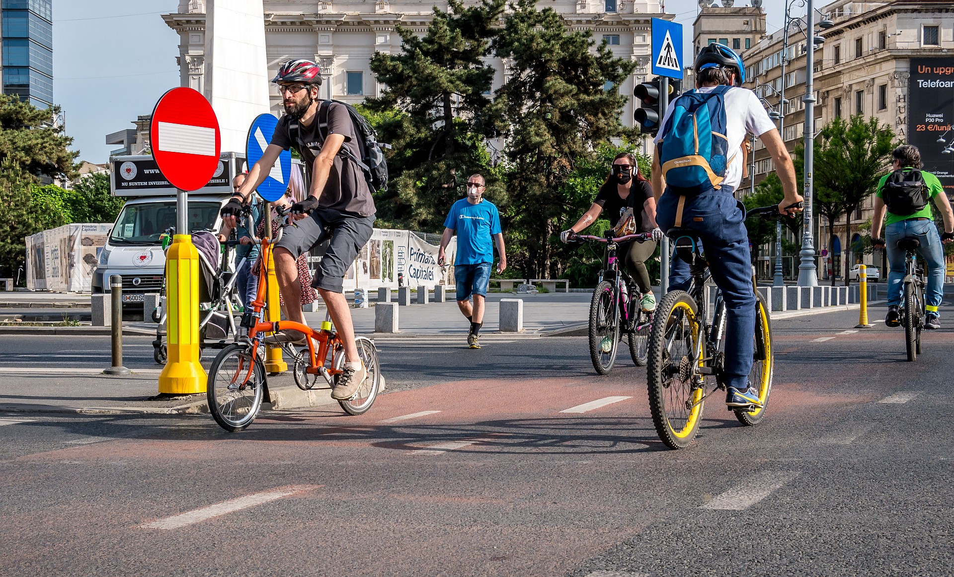 Pista de biciclete de pe bulevardul Elisabeta a fost trasată pe trotuar