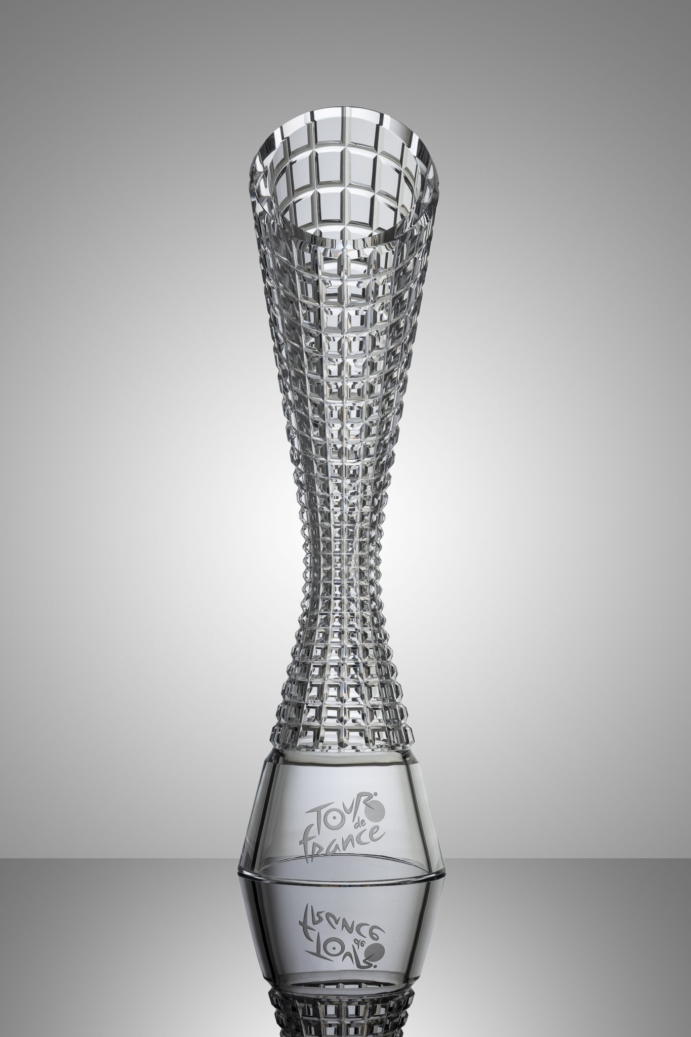 Câștigătorii Tour de France vor primi anul acesta trofee desenate de Skoda Design