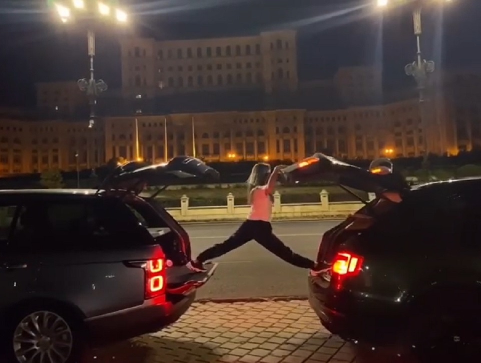 O tânără a făcut șpagatul pe două mașini în fața Casei Poporului - VIDEO