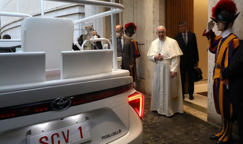 Papa Francisc Toyota Mirai (5)