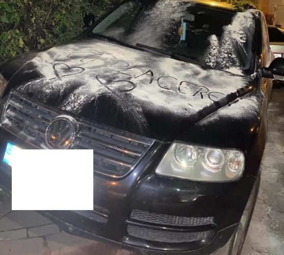 Un șofer s-a trezit cu mașina vandalizată în parcare: „Coboară puțin ca trebuie să o deszăpezești” - FOTO