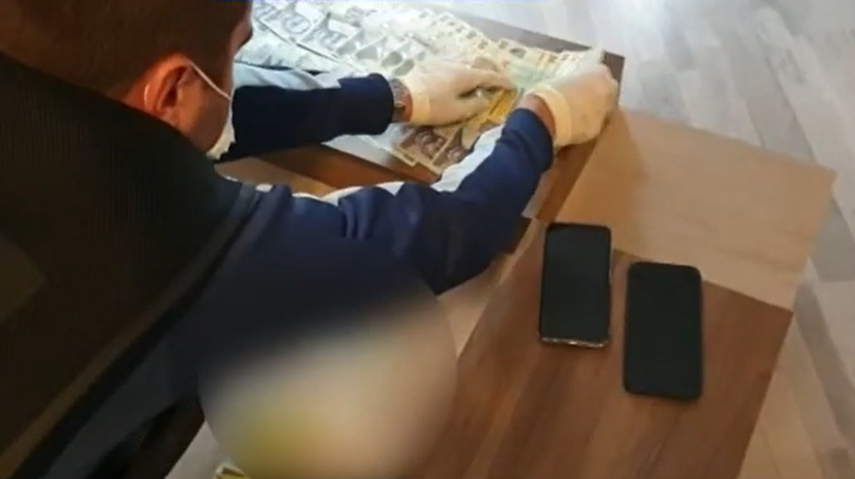Bani si telefoane mobile descoperite de Politie la perchezitii