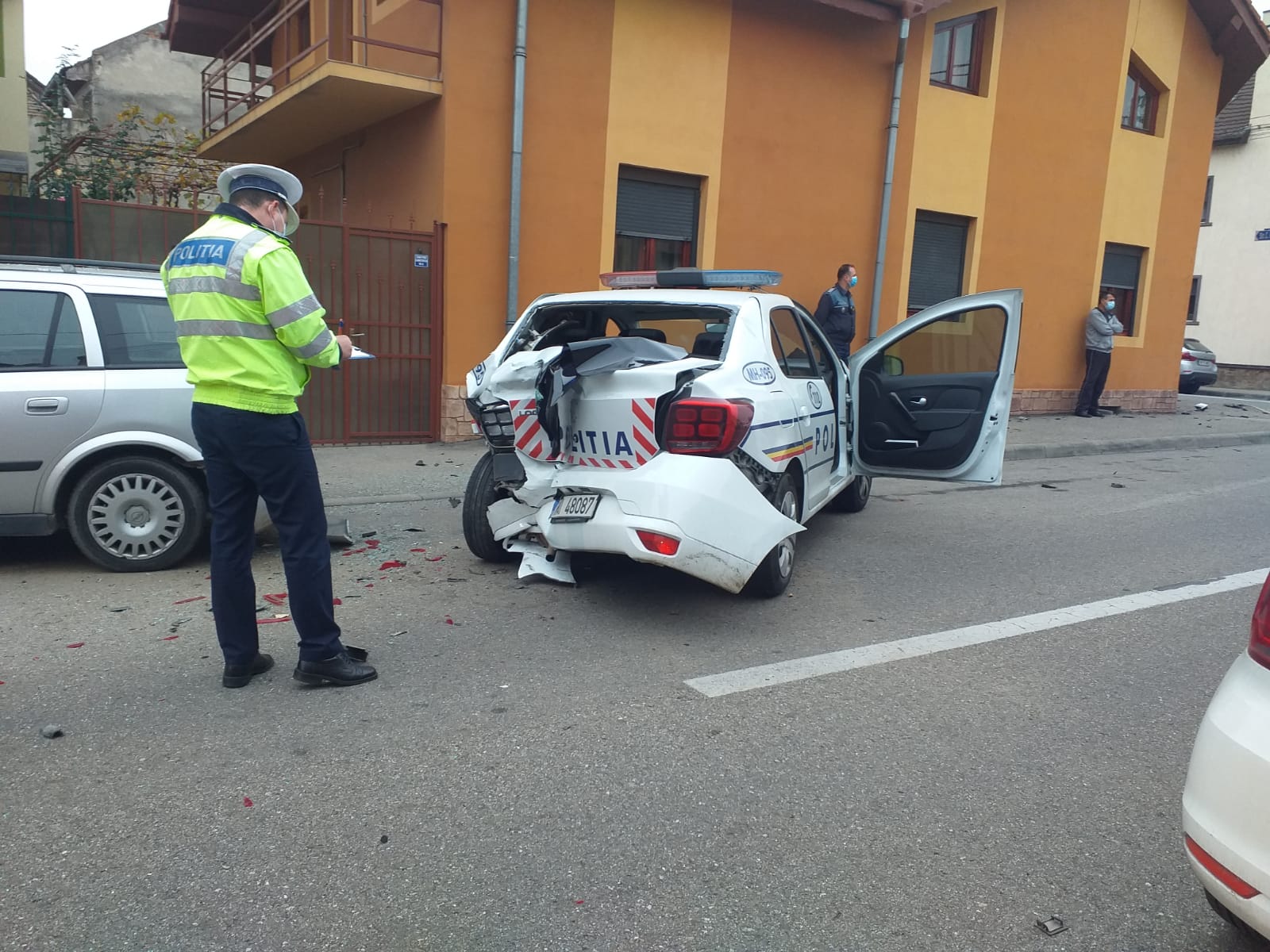 O maşină de poliţie a fost implicată într-un accident rutier