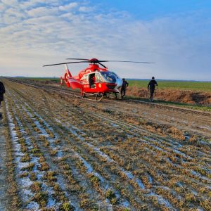 Accident bizar în Insula Mare a Brăilei. O autoutilitară s-a înfipt într-un mal de pământ - FOTO