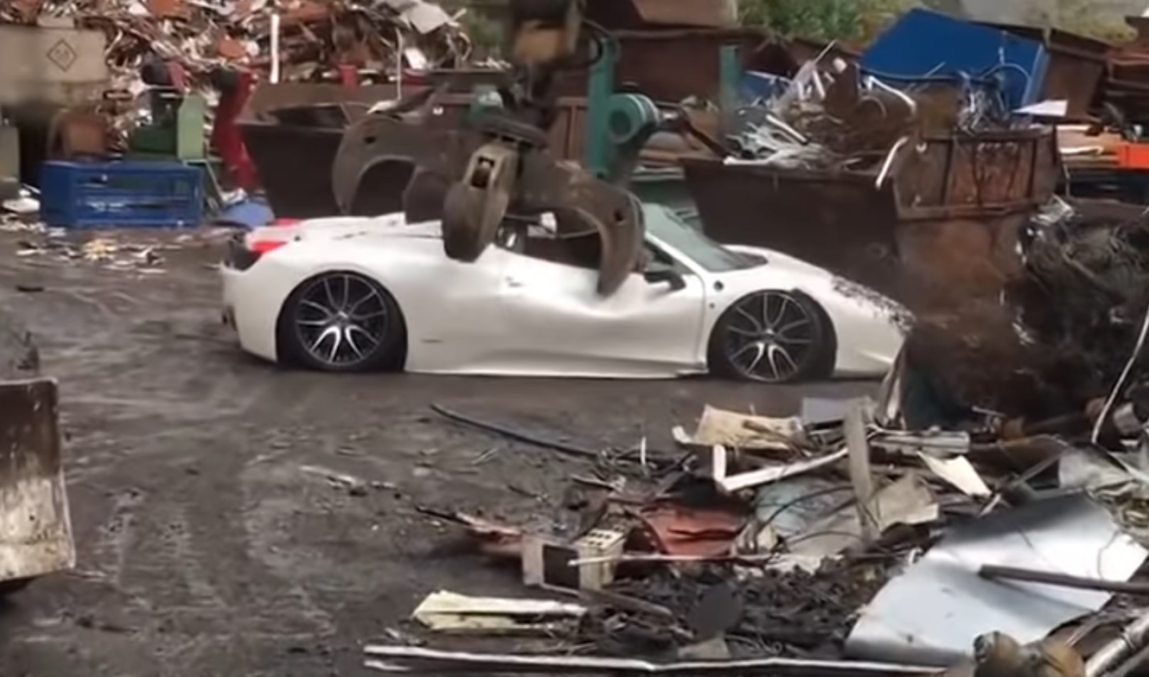 Ferrari 458 Spider distrus de poliție pentru că șoferul a parcat unde nu trebuie