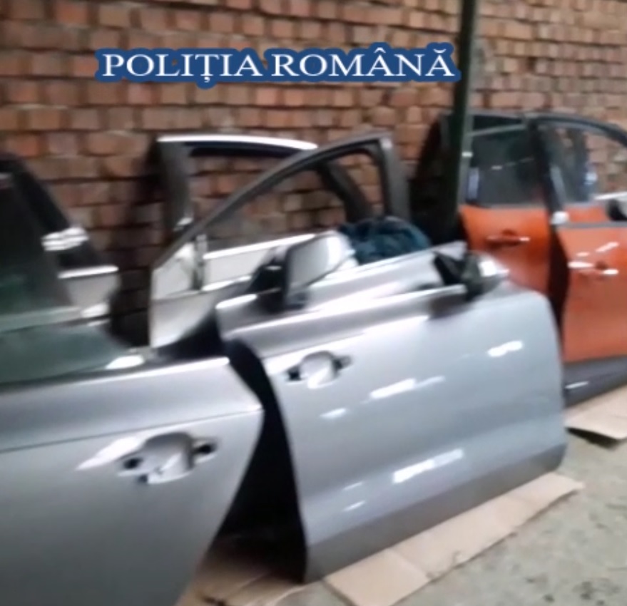 Polițiștii au descins în garajul unui hoț de mașini. Ce au găsit oamenii legii? VDEO