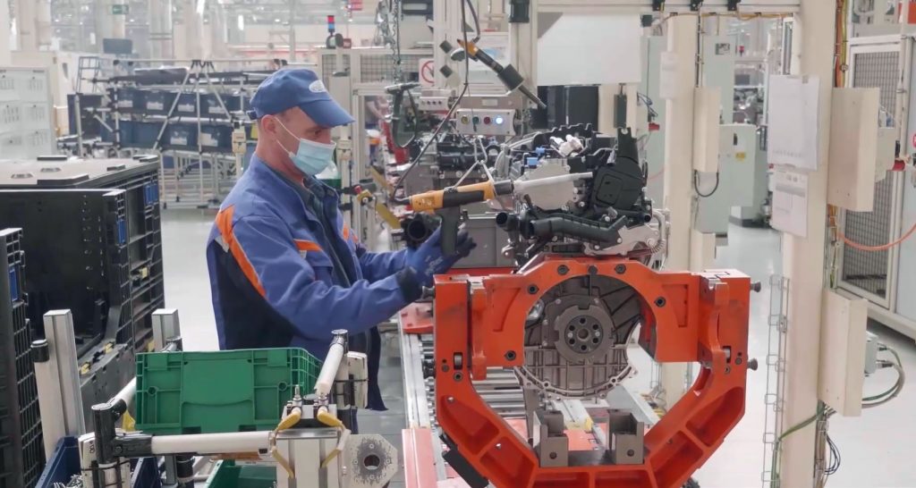 angajat la uzina Ford lucreaza pe linia de asamblare