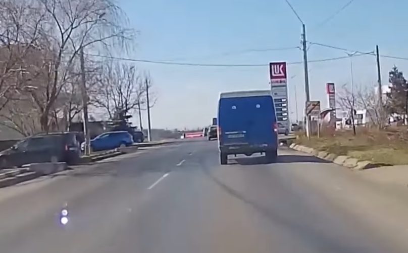 O mașină de poliție a fost filmată în timp ce circula pe contrasens. Ce sancțiune a primit șoferul? VIDEO