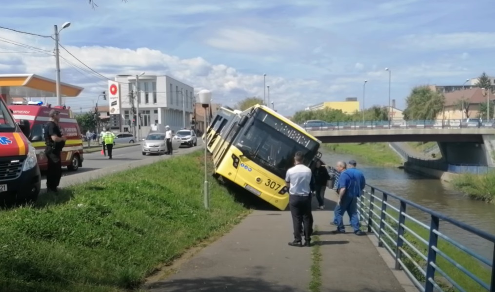 Autobuz cu 30 de persoane, la un pas să cadă în râul Cibin la Sibiu