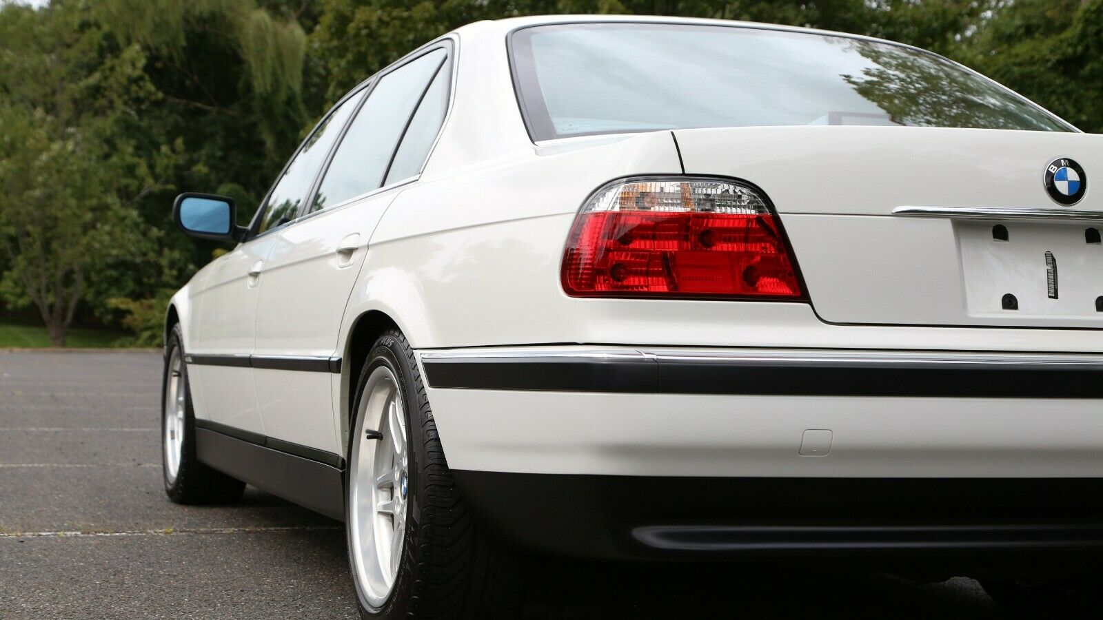 Un BMW Seria 7, de luni de zile la vânzare. Arată ca nou