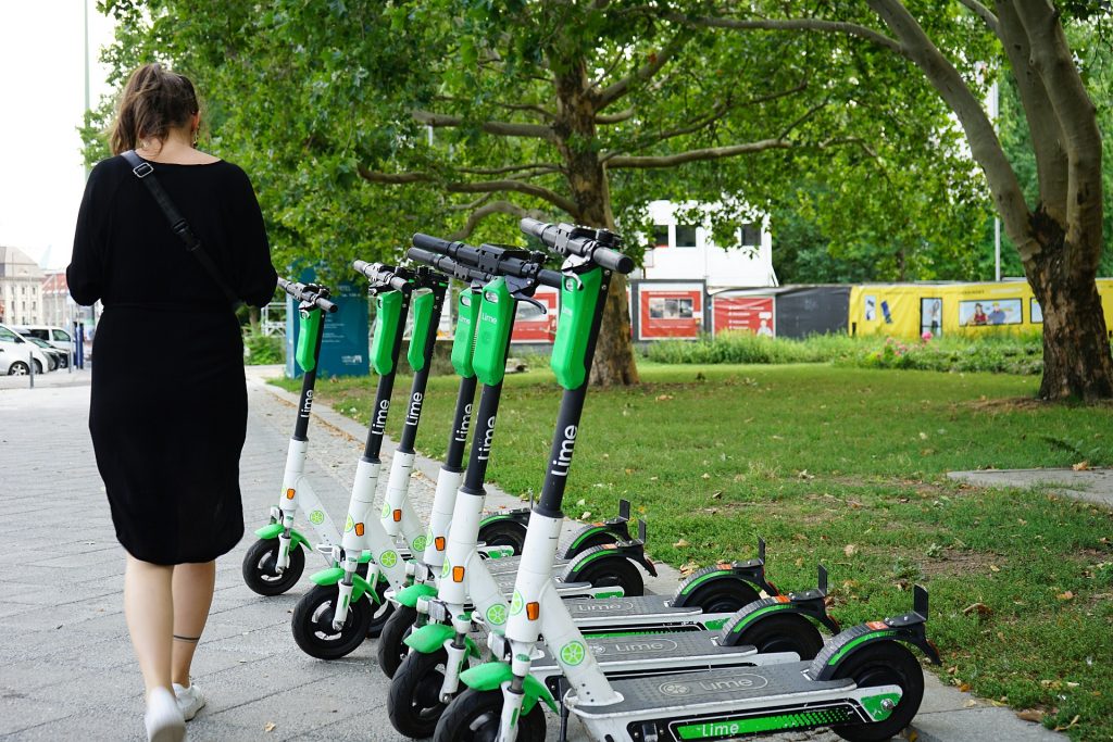 Trotinetele electrice de închiriat nu vor mai circula în parcurile din București. Acestea se vor opri automat