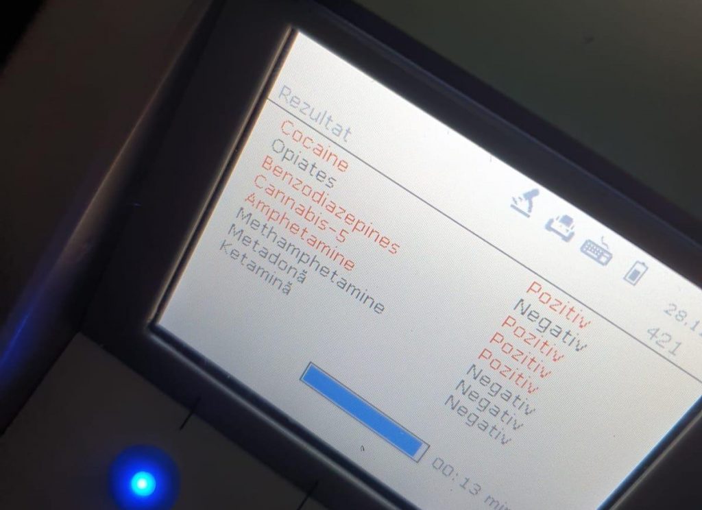 Rezultatele unui test rapid antidrog, care indica rezultate pozitive la mai multe substante interzise