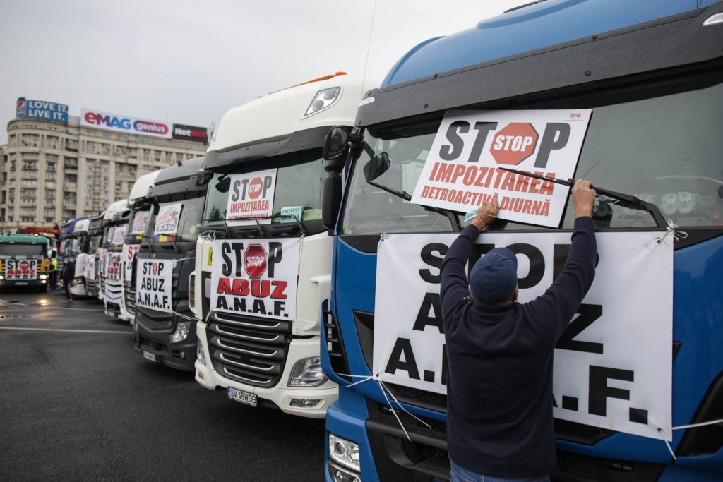 Carriers protests in Victoriei Square.  What requests do they have - VIDEO thumbnail