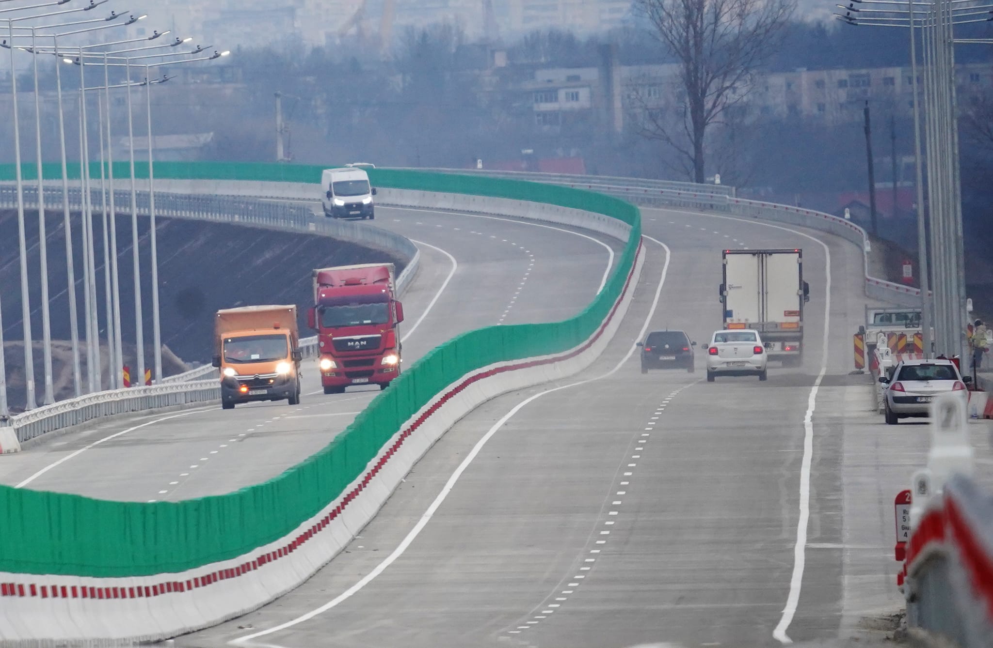 Viteza maximă legală pe drumurile expres din România crește la 120 km/h