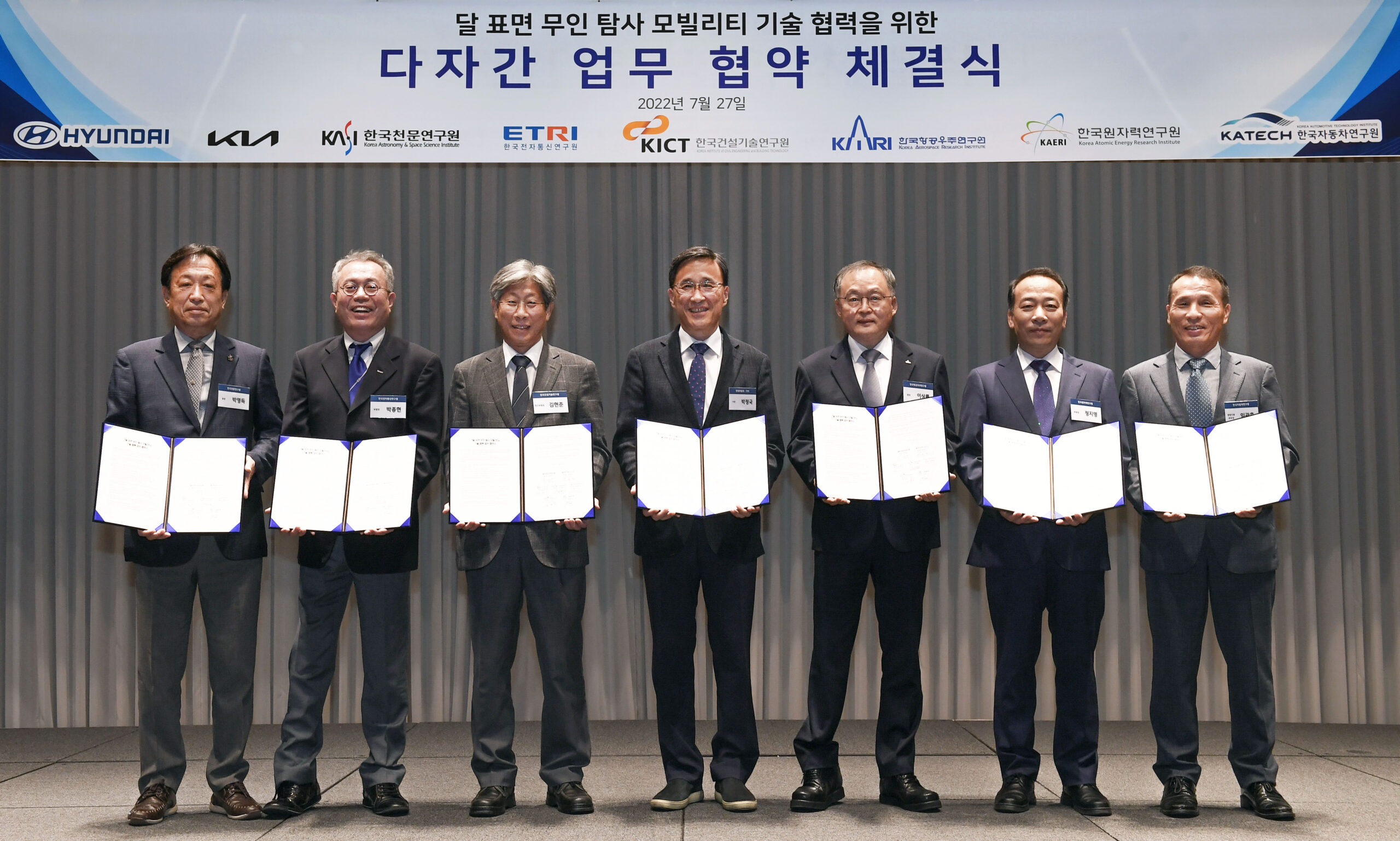 Kia și Hyundai sunt pionieri în explorarea posibilităților de extindere a mobilității prin tehnologii inovatoare ca tehnologia „Advanced Air Mobility”. Acum cei doi producători de automobile din Coreea de Sud își extind viziunea dincolo de granițele Terra. Companiile au semnat acorduri comune de cercetare cu șase institute din țara de origine. În același timp, cele