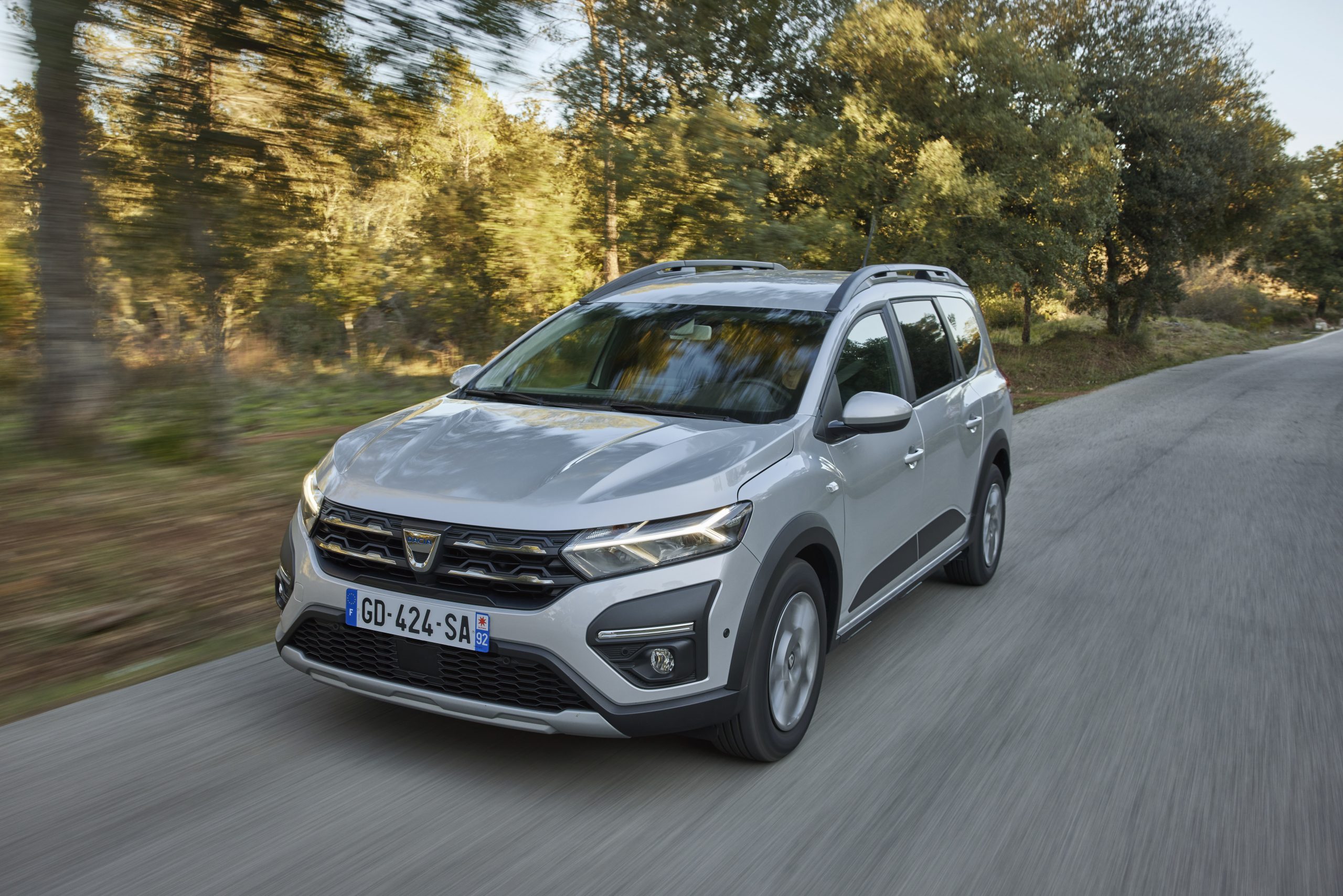 Dacia pregătește noi accesorii de camping pentru Jogger. Brandul