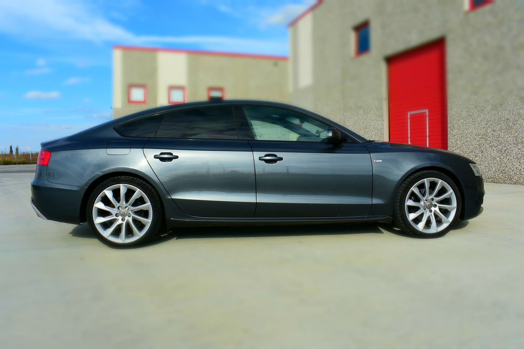 Un Audi A5 Sportback este vândut de stat. Cât costă același model pe