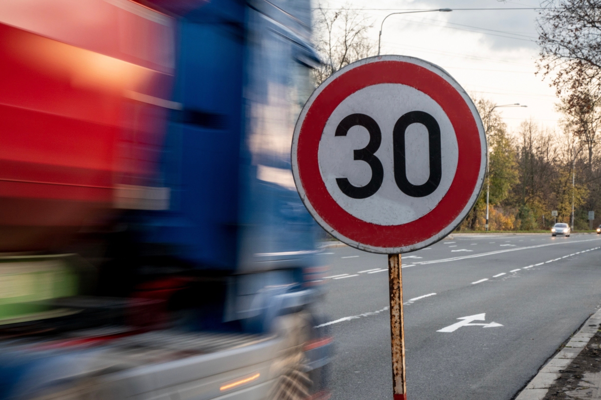 Administratorul drumului poate impune o limita de viteza de 30 km/h, chiar dacă limita generală este de 50 km/h (Sursa foto: elements.envato.com)