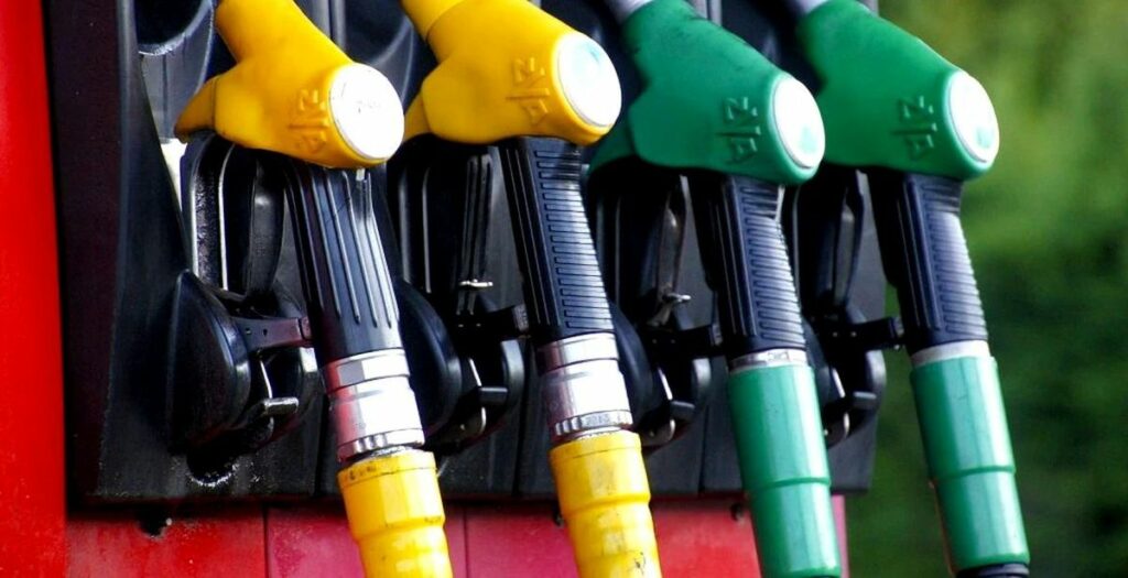Piața carburanților din România a înregistrat noi reduceri de preț. Rompetrol și Lukoil au modificat prețurile de două ori în aceeași zi