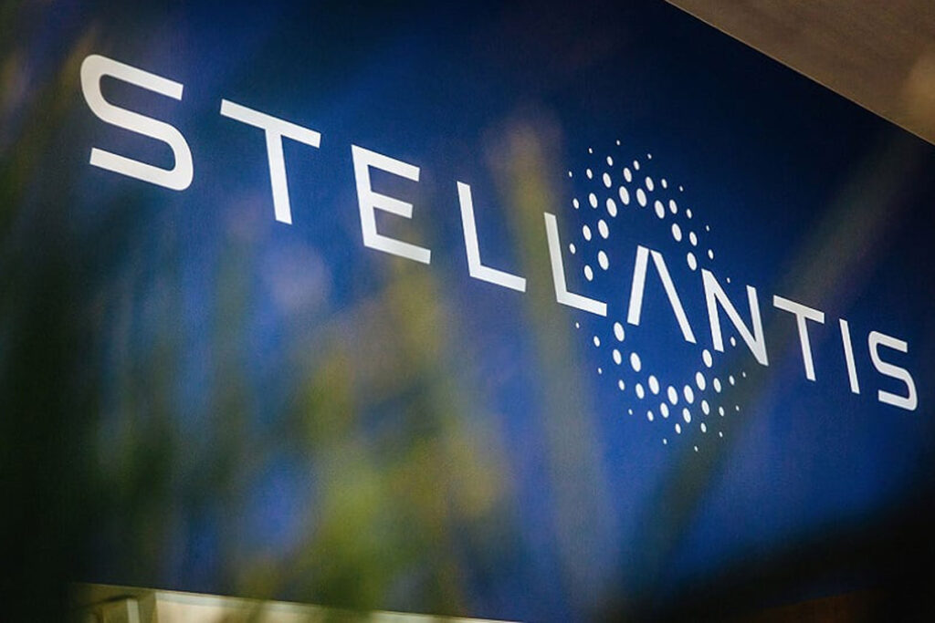 Stellantis și Mercedes-Benz renunță la fabricile de baterii