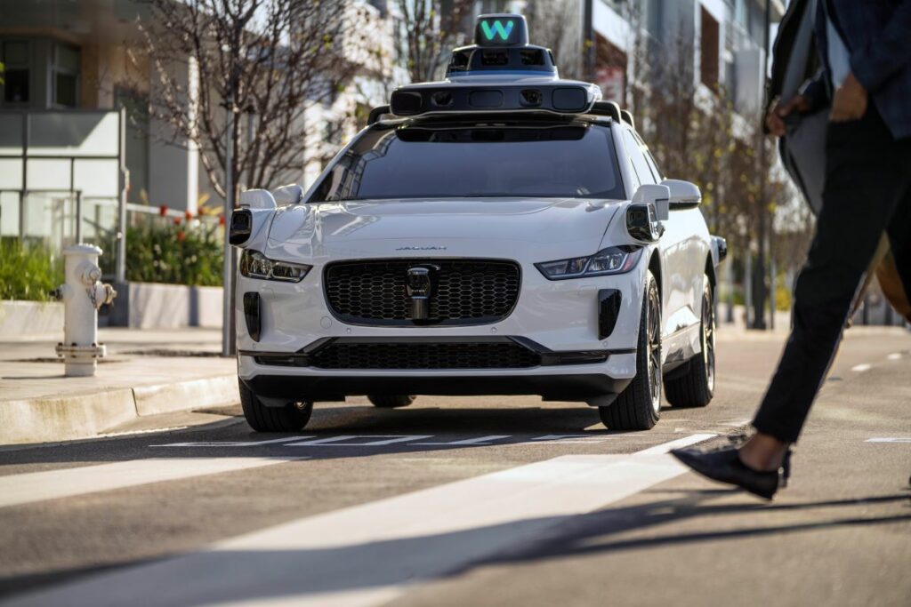 Ce mai uită lumea în robotaxi-uri? De la jucării, la bile de bowling