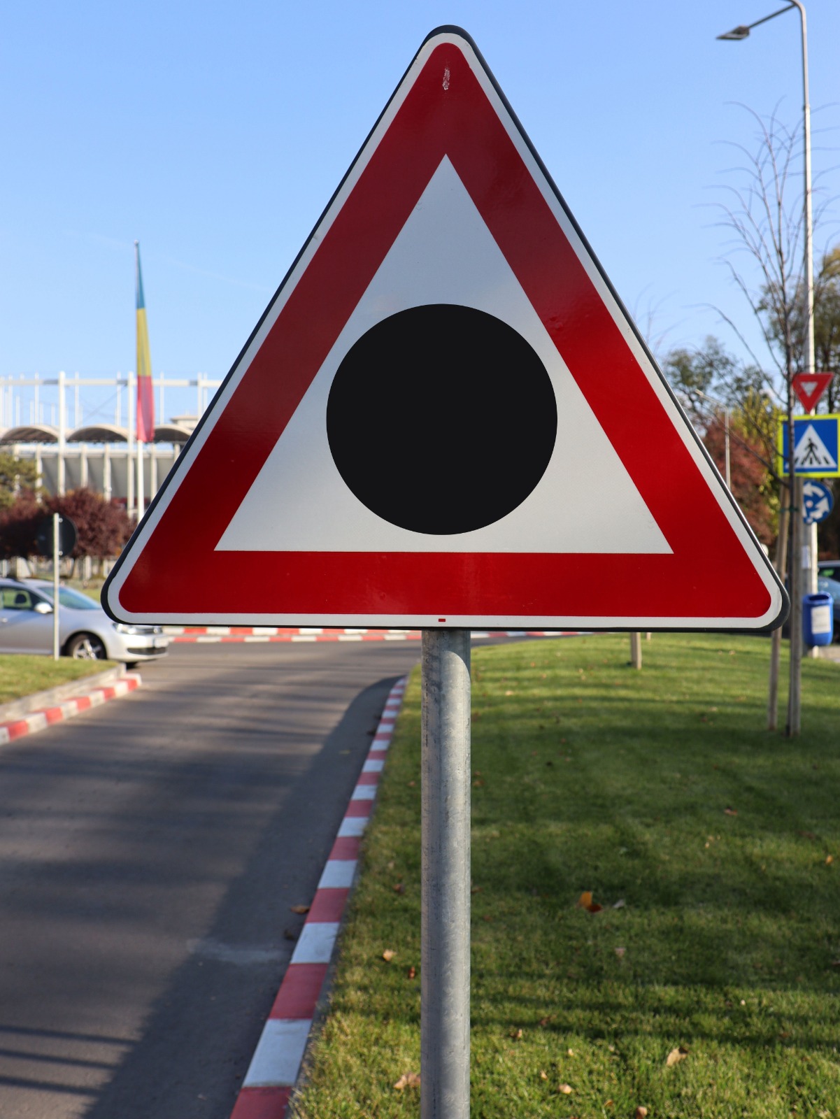 Acest indicator îi avertizează pe șoferi că urmează un perimetru de drum cu risc crescut de accidente rutiere
