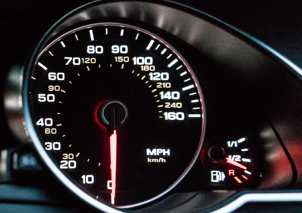 De ce nu e bine să circuli cu rezervorul aproape gol. Aparențele „economiilor” care pot distruge motorul