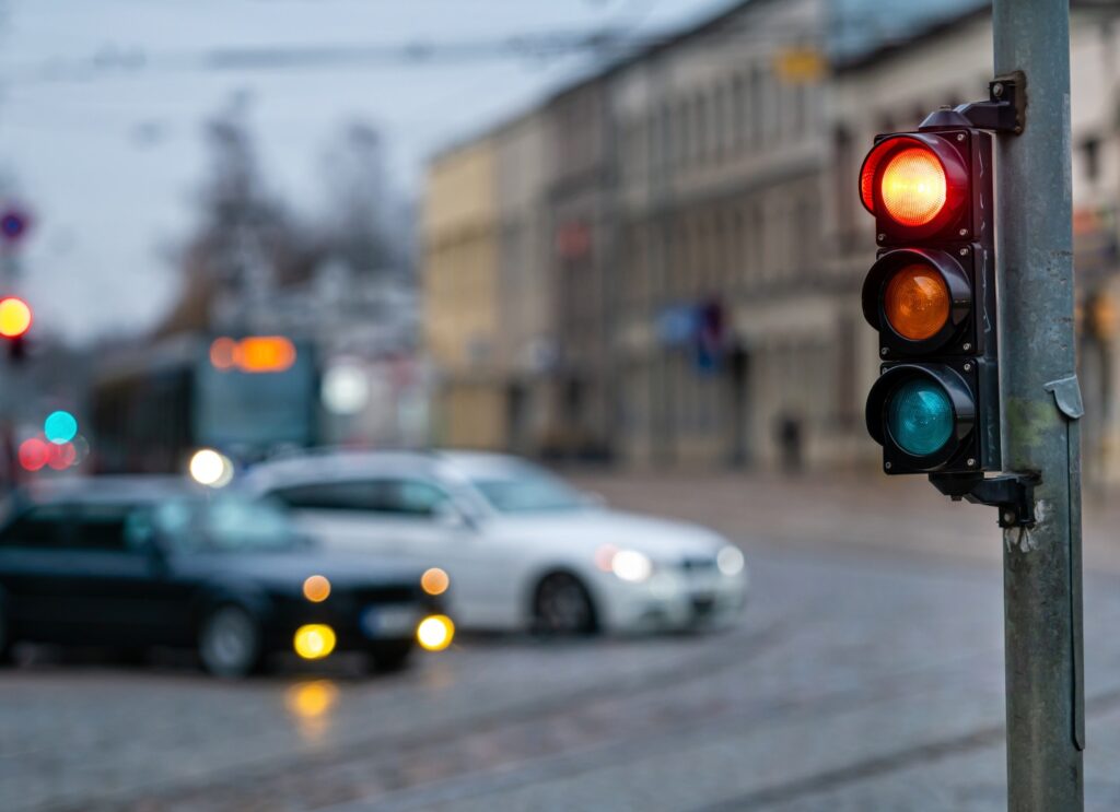 Este legal să te bagi în fața celor opriți la semafor? Ce obligații ai când e verde intermitent la dreapta