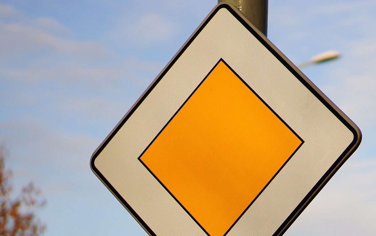 Cine cedează dacă ambii șoferi au prioritate pe un drum îngust? Regula