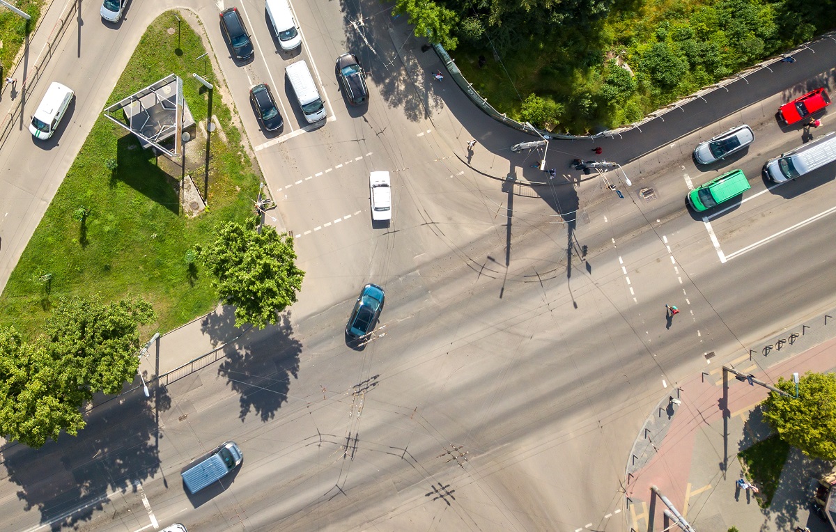 Când intri pe un drum principal, ești obligat să acorzi prioritate doar