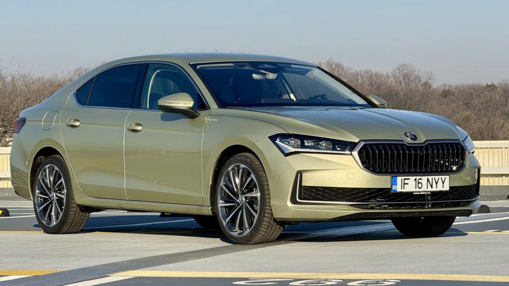 VIDEO – Skoda Superb în echipare de top – Ce primești de la cea mai scumpă versiune a noii generații