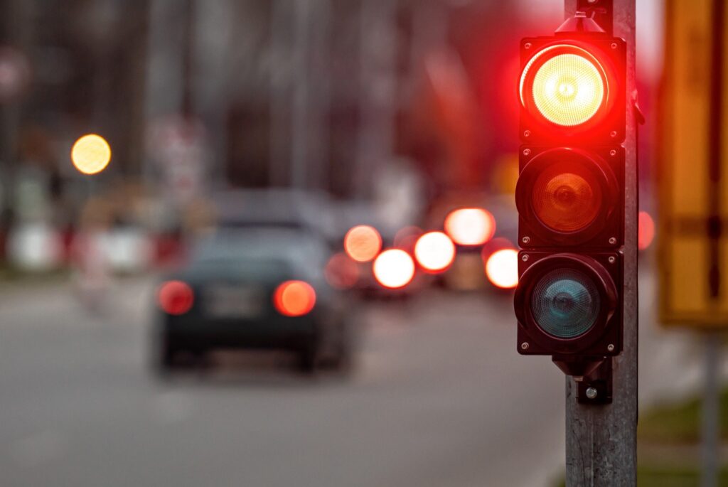 Când Poți Trece Legal pe Roșu la Semafor? Situații în care Poliția Nu Te Poate Sancționa și Condiții Speciale prevăzute de Codul Rutier. Cazuri în care Imagini de Amator Pot Duce la Amenzi Rutiere.