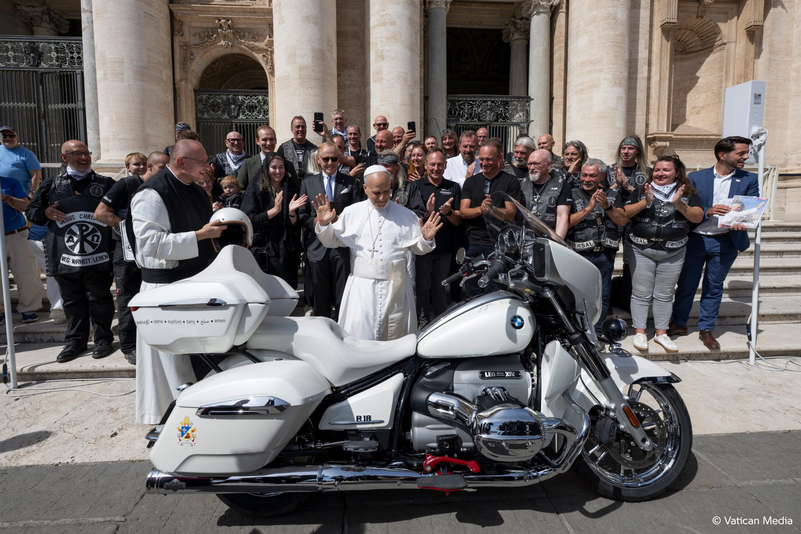 Primit Papa Leon al XIV-lea a primit o motocicletă de la BMW. Va fi scoasă la ...